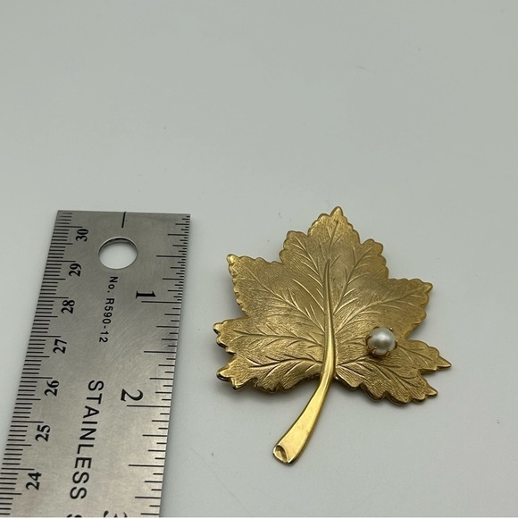 Set of Two Vintage Sarah Coventry Gold Tone Leaf Brooches with Faux Pearls - Picture 3 of 9
